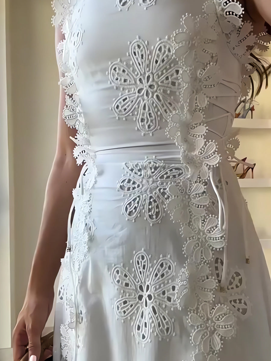 Éliora – Long dress with knotted straps and floral lace pattern