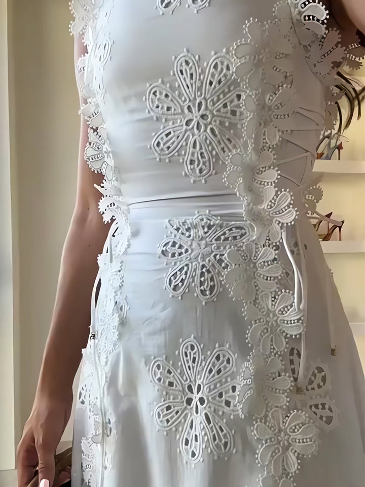 Éliora – Long dress with knotted straps and floral lace pattern