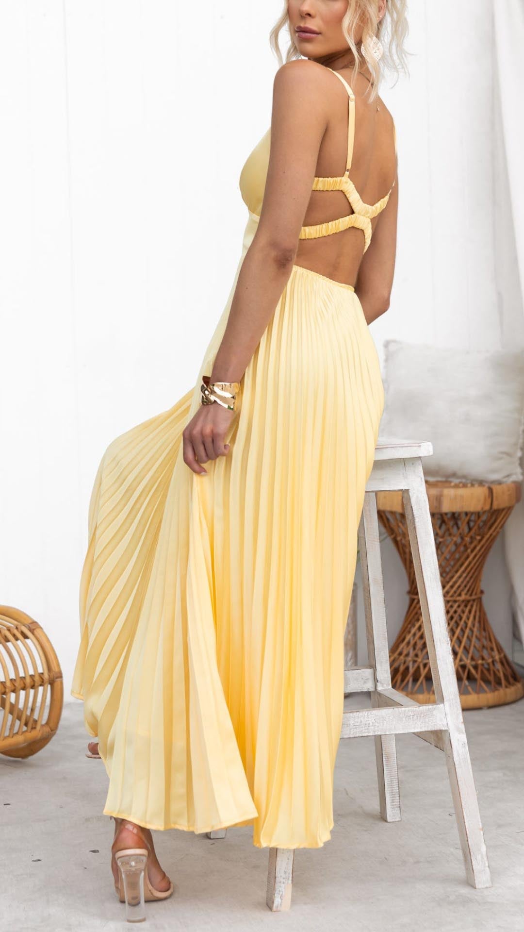 Eline | Elegant long dress with V-neck and pleated skirt